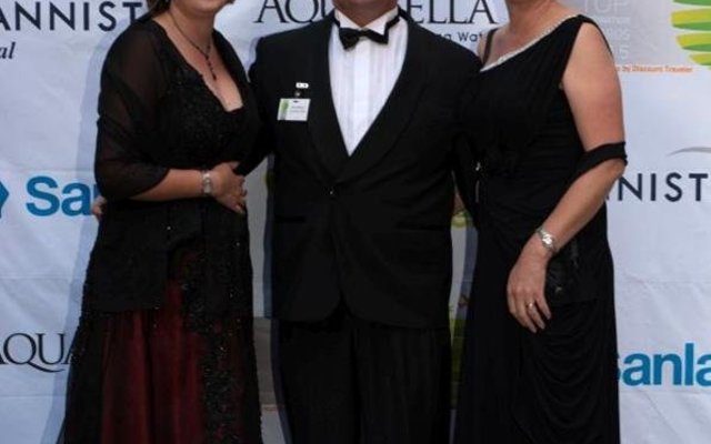 Vlnr is Anje Badenhorst, saam met Tot en Isabel Fourie tydens â€˜n prestige geleentheid waar Strandskloof Karavaanpark met goud beloon is.